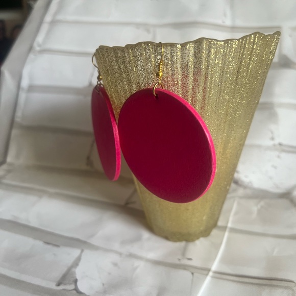 African Queen Map hand crafted carved wood round vibrant pink earrings 2.5” NWOT - Picture 2 of 5